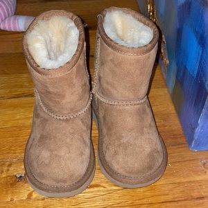 Toddler Uggs size 6